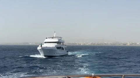 Sharm el sheikh, Egypt -MARCH 10, 2026: White luxury yacht sailing on the blue Vídeos de archivo 331340004