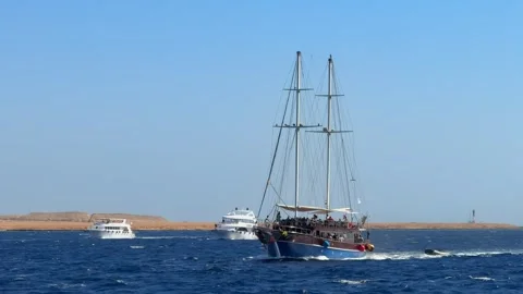 Sharm El Sheikh, Egypt - October 12, 2025: Excursion Sailing ship floating Vídeo Stock 328898171