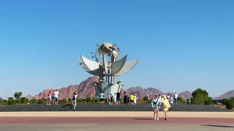Sharm el-Sheikh, Egypt - October 9, 2025: Tourists at Peace Icon Monument at Vidéo 341911270