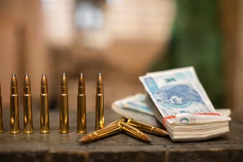 Sharp ammunition and a bundle of banknotes lie in a military box. 写真素材