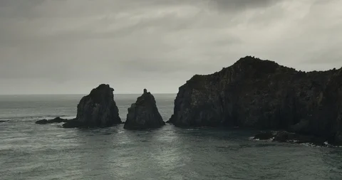 Sharp and Dark Cliffs in New Zealand Ocean, Tracking Shot 库存影片 87104628