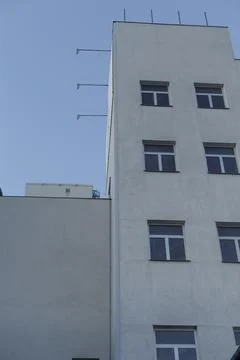 Sharp angular design of office corner contrasted with tranquil city background Foto stock