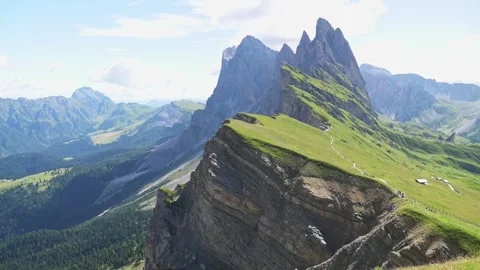 Sharp cliffs and grassy slopes of Seceda mountain in the Dolomites, Italy Vidéo 318642377