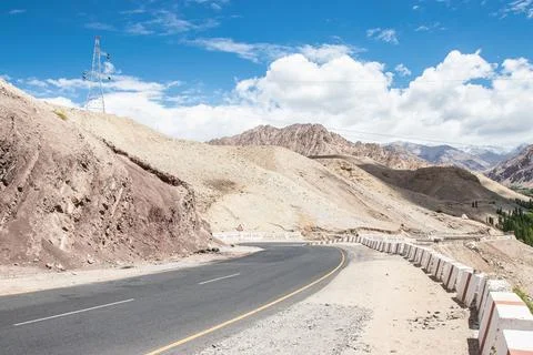 Sharp curv of road way with sharp curve in Leh Ladakh, India. Stock-Fotos