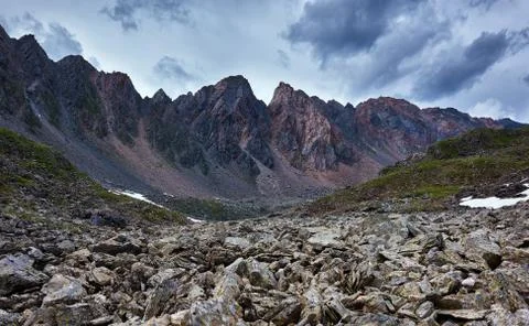 The sharp fragments of rock on background of a mountain range. Eastern Sayan. Foto stock