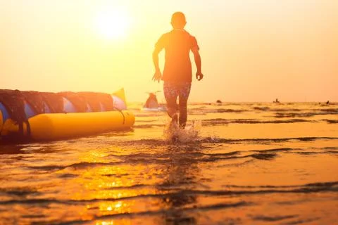 Sharp front water and blur child running with water splash Foto stock