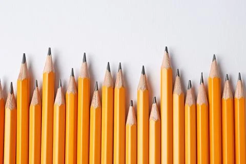 Sharp graphite pencils on light background, flat lay Foto stock