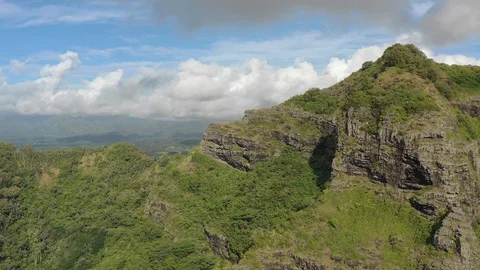 Sharp green peak rising above the east side of Kauai Vidéo 96047297