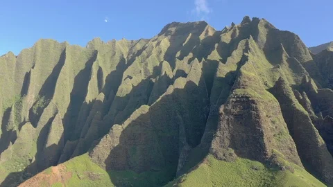 Sharp green spires along the Na Pali Coast of Kauai 库存影片 96046473