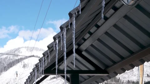 Sharp Icicles hanging on House Gate Roof against Snowy Landscape background 库存影片 262809583