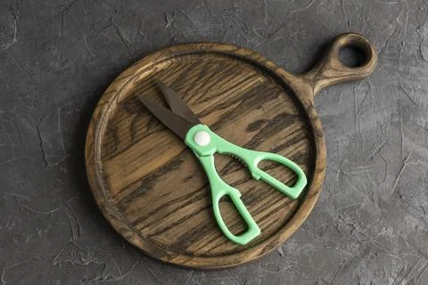 Sharp kitchen scissors on a wooden cutting board in the kitchen Foto stock