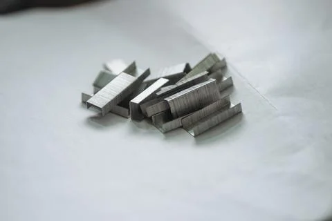 Sharp metal stapler refill on white background Foto stock