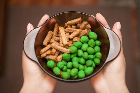 Sharp nuts with wasabi. Crackers with spices. Beer snacks. Foto stock