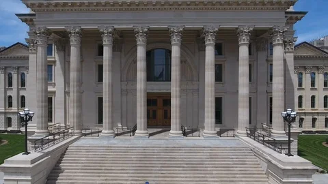 Sharp scrolling view of the south face of the State Capitol Building in Vídeos de archivo 107758016