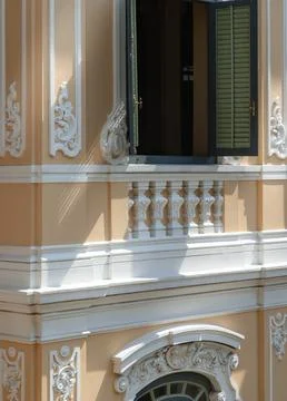 Sharp shadows play across the warm, light-colored facade, emphasizing the N.. Stockfoto's