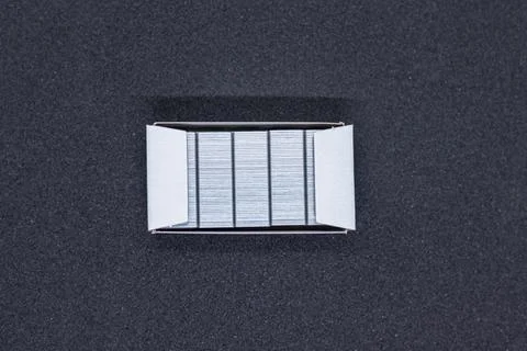 Sharp Stapler Pins Grouped on Desk Foto stock