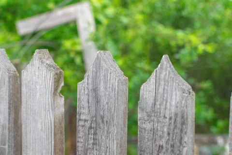 Sharp triangular tops of wooden fence on a garden in morning with texture woo Foto stock