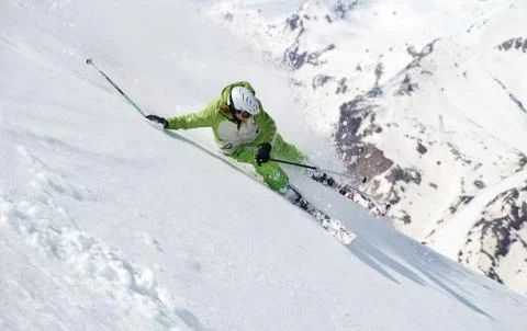 Sharp turn on skis in soft snow Foto stock