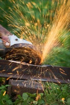 Sharpening and cutting of iron by abrasive disk machine Foto stock