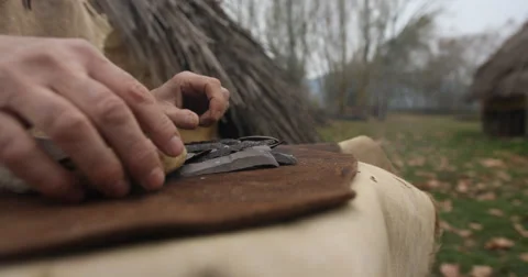 Sharpening the blade of silex knife 库存影片 61268190