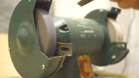  Sharpening a chisel on grinding machine with sparks fly Vídeo Stock 108006503