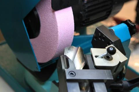 Sharpening of the cutting tool Foto stock