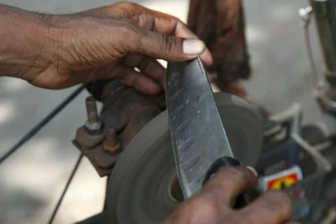 Sharpening the knife with whetstone Foto stock