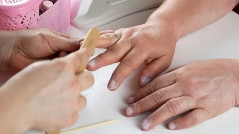 Sharpening nails with a file.Takes off the old acrylic coating. 스톡 동영상 138789539