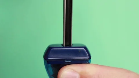 Sharpening pencil with manual sharpener Vídeo Stock 76691109