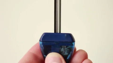 Sharpening pencil with manual sharpener 動画素材 76995266