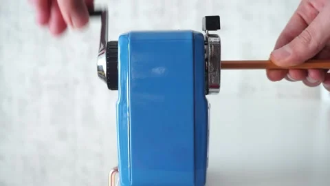 Sharpening pencils with a sharpener. Video stock 257539592