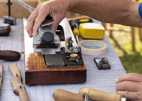 Sharpening Plane Blade on Whetstone Foto stock