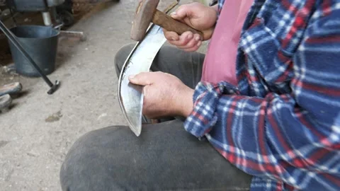 Sharpening the scythe manually Vídeo Stock 137175020