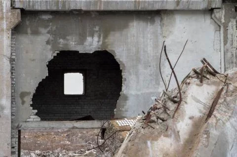 Sharpness on a broken wall. Remnants of the destruction of a large concrete b Foto stock