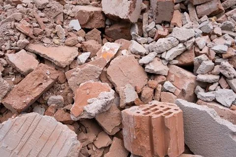 Shattered, broken wall bricks, construction waste after building demolition.. Fotos de archivo