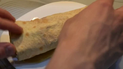 Shaurma on a white plate 库存影片 76440548