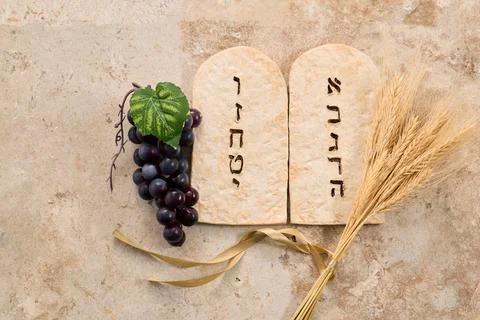 Shavuot ten commandments tablets with grapes and wheat Stock-Fotos