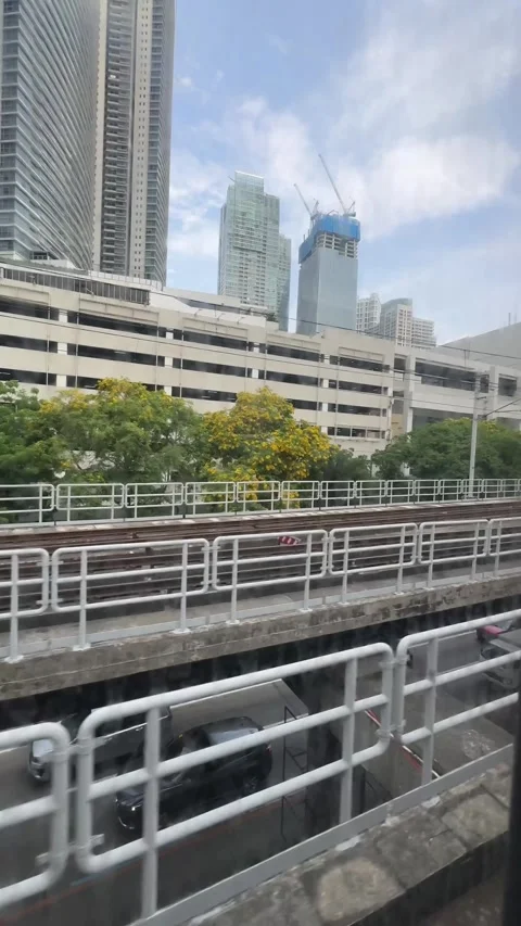 Shaw Boulevard MRT Train Window View Shangri La Plaza Skyline Manila 4K 60fps 库存影片 338185502
