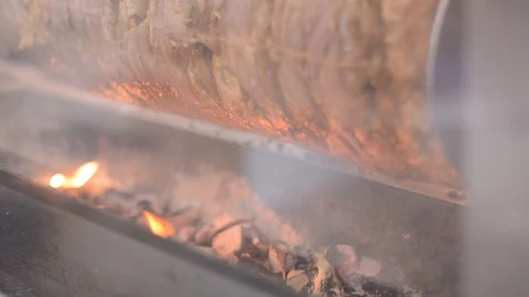 Shawarma machine rotating and grilling meat with spices.flashes of fire 스톡 동영상 93563455