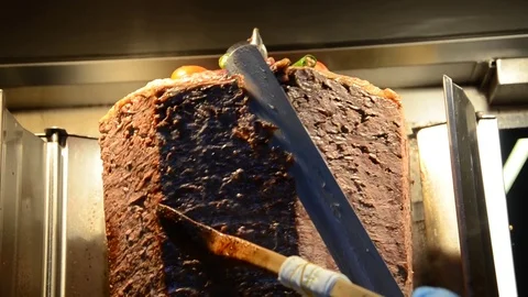 Shawarma meat being cut before making a sandwich Vidéo 81164087