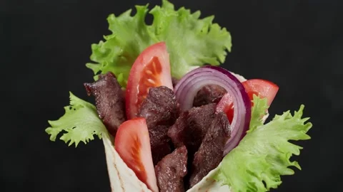 Shawarma moves on an black background. 库存影片 143687614