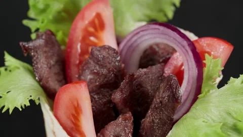Shawarma moves on an black background. 库存影片 143687624