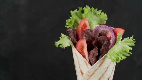 Shawarma moves on an black background. 库存影片 143687641