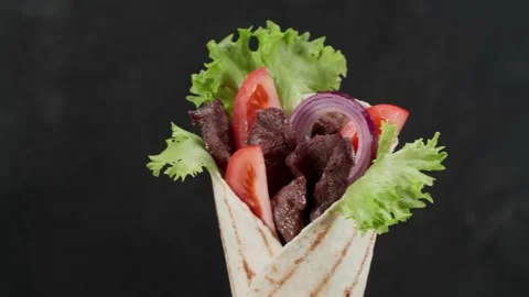 Shawarma moves on an black background. 库存影片 143687645