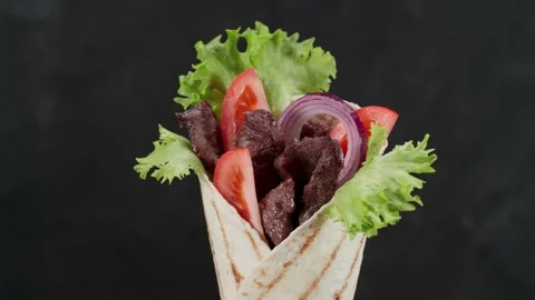 Shawarma moves on an black background. 库存影片 143687653
