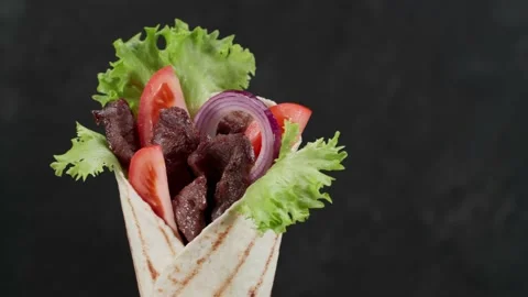 Shawarma moves on an black background. 库存影片 143687660