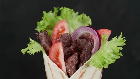 Shawarma moves on an black background. 库存影片 143687790