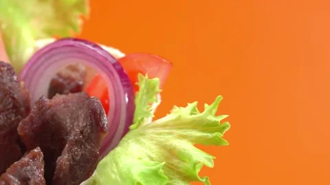 Shawarma moves on an orange background. 库存影片 143767490