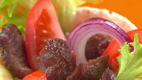 Shawarma moves on an orange background. 库存影片 143767594