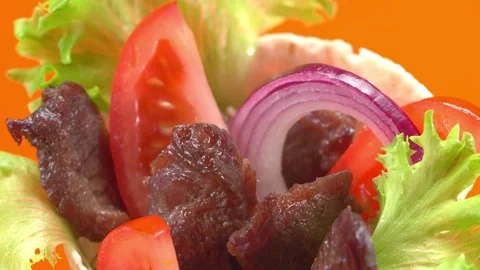 Shawarma moves on an orange background. 库存影片 143767598